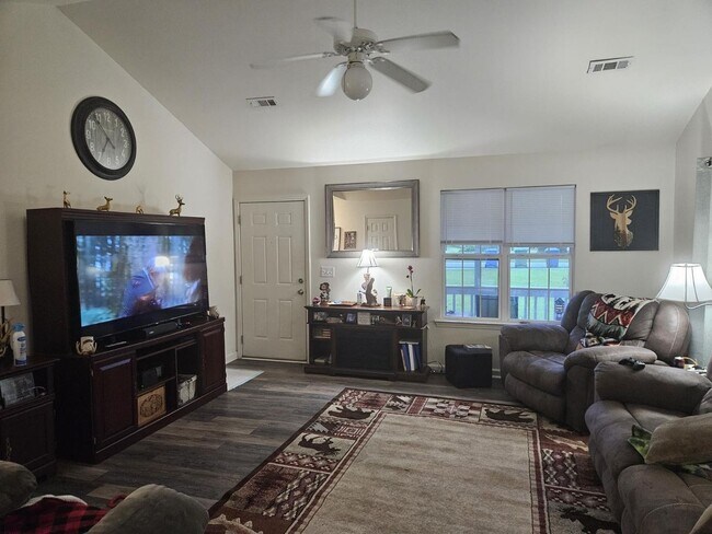 Building Photo - Charming, centrally located, 3 Bed 2 Bath ...