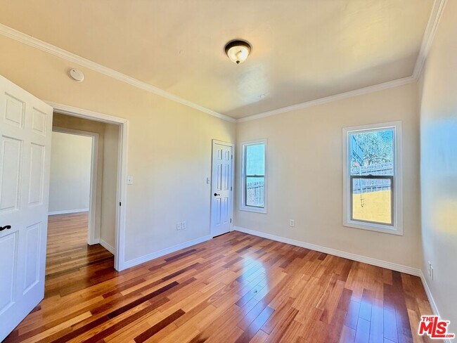 Building Photo - 605 1/2 Tularosa Dr