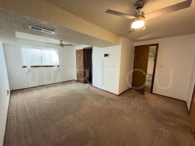 Building Photo - 2560 Clarendon Dr