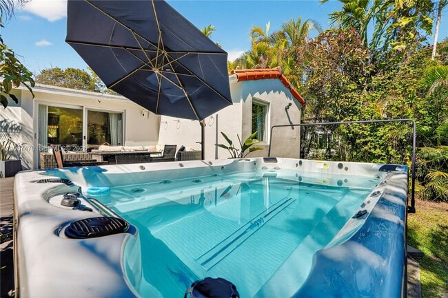 Building Photo - 837 Alberca St