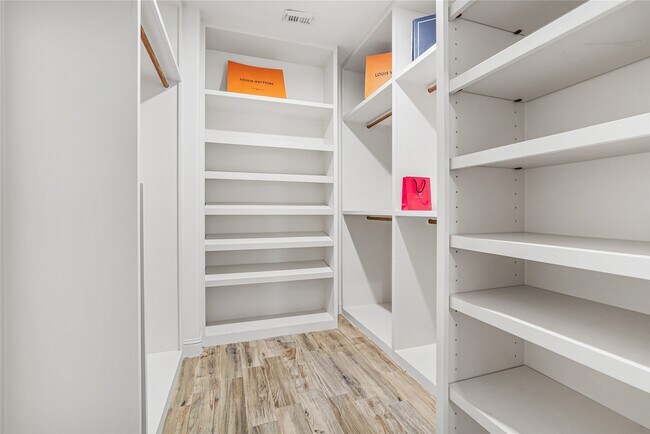 Building Photo - 4746 Post Oak Timber Dr