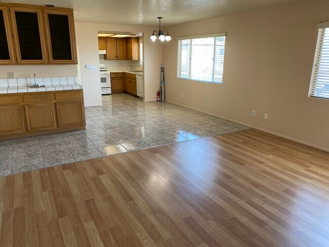 Building Photo - 668 W 19th St