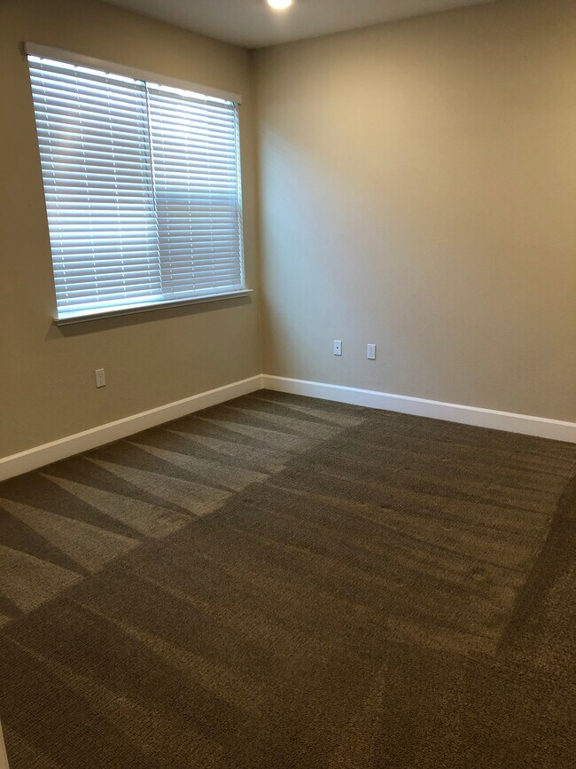 Building Photo - 1120 Karby Ter