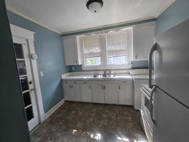 Building Photo - Charming Historic 2BR Apartment with Garag...