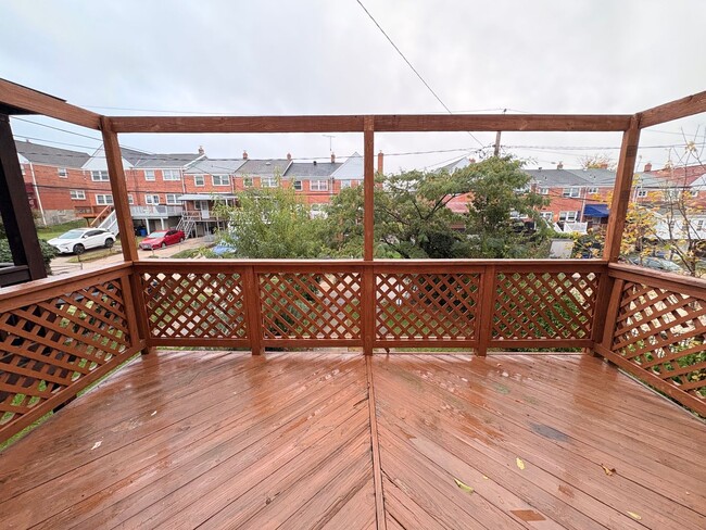Building Photo - Spacious Townhome with Updated Kitchen & P...