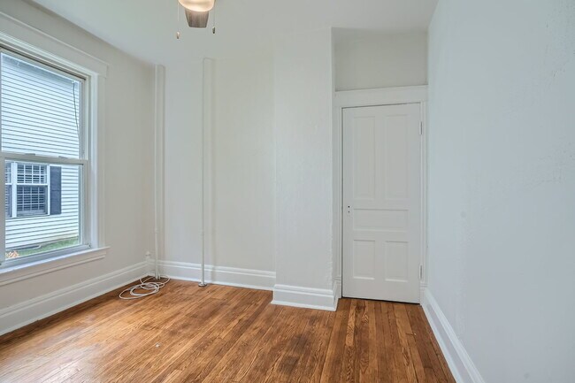 Building Photo - 323 3rd St
