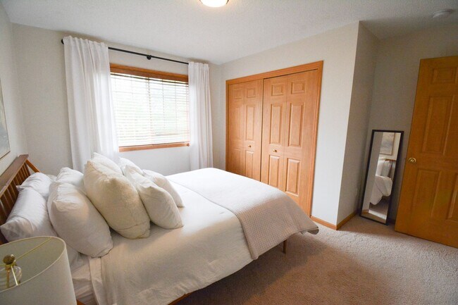 Building Photo - Stunningly Update 2 bed 1.5 bath Townhome ...