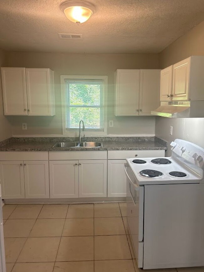 Building Photo - 3 Bed, 1 bath in Decatur!