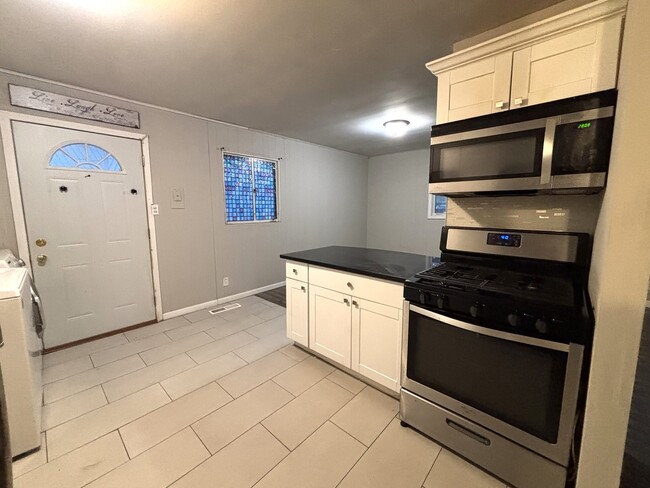 Building Photo - 140 Hickory Dr