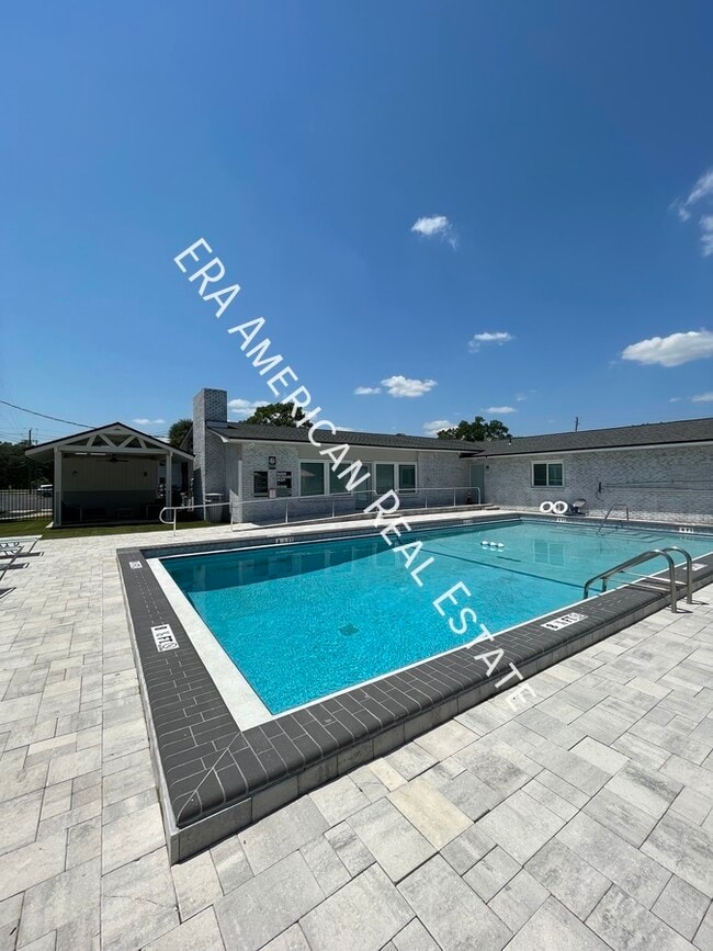 Building Photo - 613 Colonial Dr