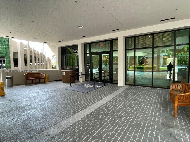 Building Photo - 540 Brickell Key Dr