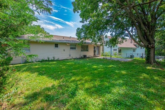 Building Photo - Extremely Spacious 2 Bedroom / 1 Bath Home