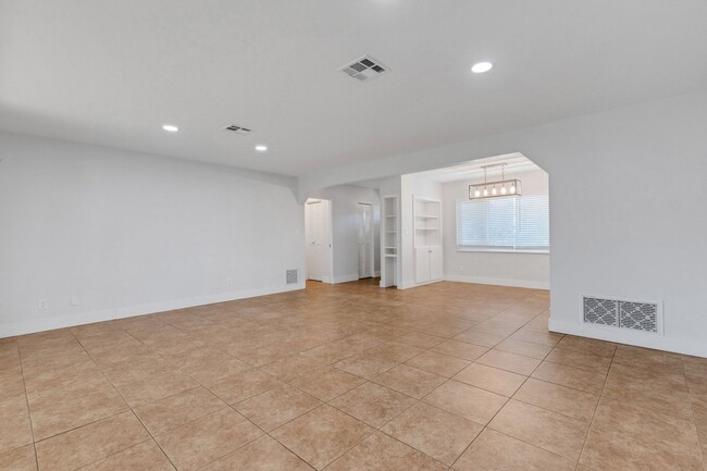 Building Photo - Modern Sarasota 3 Bedroom Home With Separa...