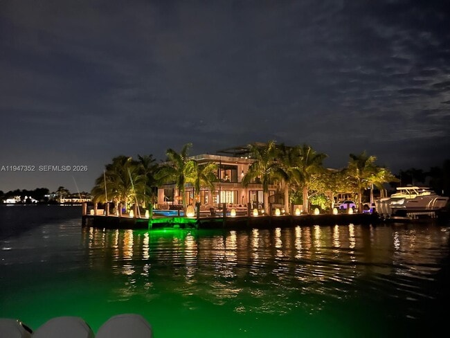 Building Photo - 2305 N Riverside Dr