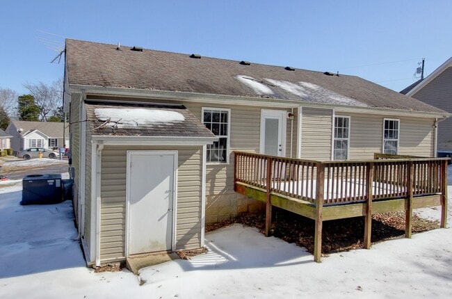 Building Photo - Cozy 3 bd 2 bath in the heart of Clarksville.  Fresh paint and Flooring!