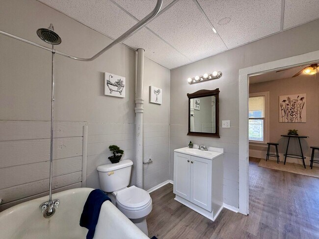 Building Photo - 280 Mason Ave