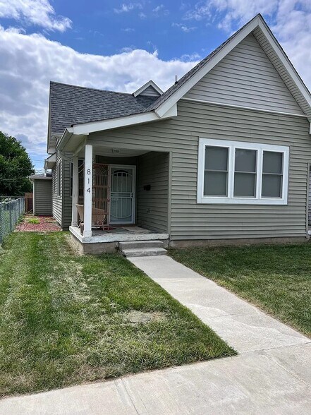Front Porch - 812 Marion Ave