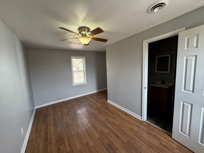 Building Photo - 2 bedroom 1 bath house in Bettendorf