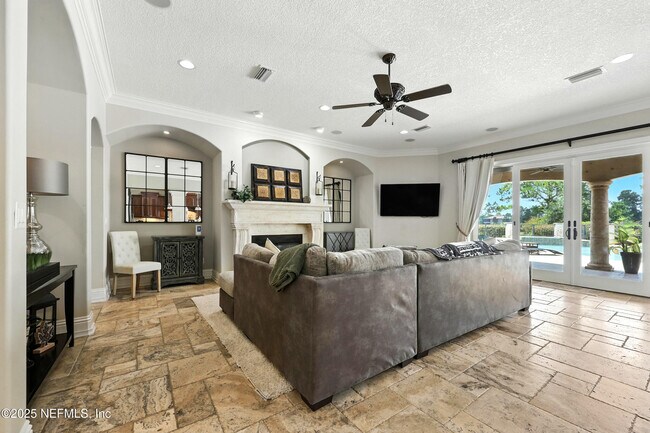 Building Photo - 2061 Crown Dr