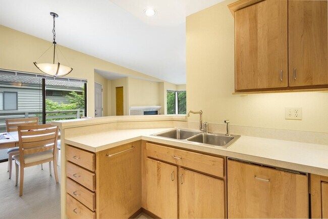 Building Photo - 1bed 1 bath water, sewer garbage & parking included Downtown Bellevue