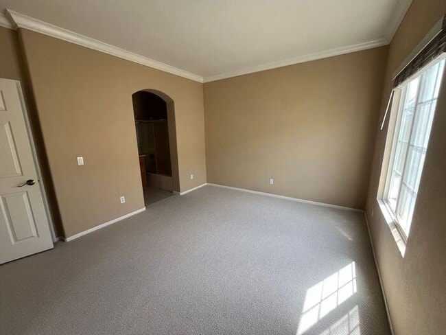Building Photo - Move In Ready! 2 bedrooms 2.5 bath Townhom...