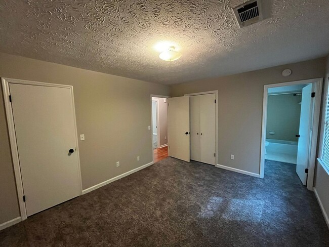Building Photo - Cozy and Affordable!!