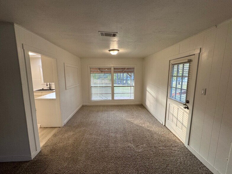 Building Photo - 203 Shelter Ln