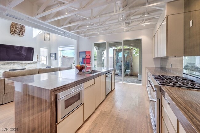 Building Photo - 952 Coatbridge St