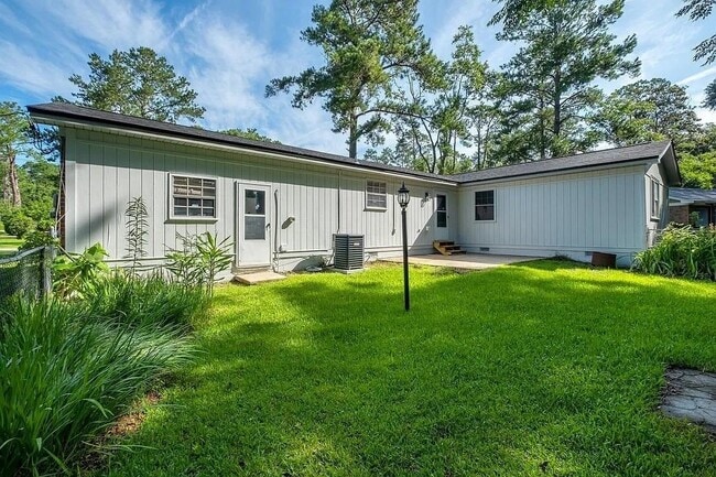 Building Photo - 1825 Sherwood Dr