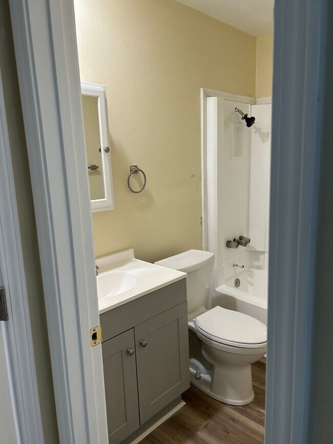 Building Photo - 4 Bedroom 2 bathroom  and 2 car garage home in Sherwood.