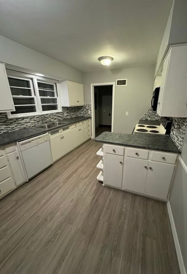 Building Photo - 2 bedroom/1 bathroom