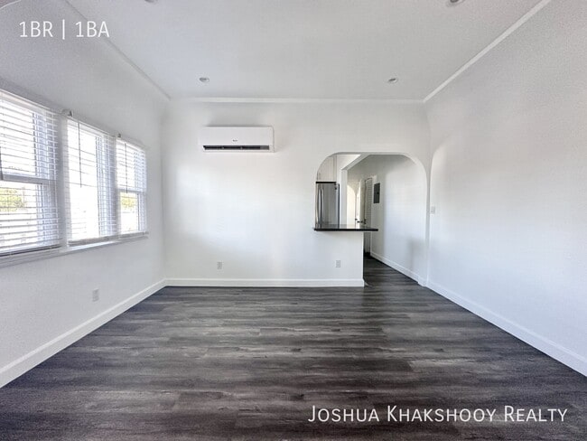 Building Photo - 1416 1/2 S Crest Dr -