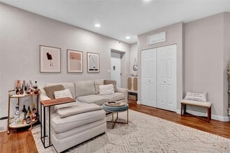 Building Photo - 25 W Broadway