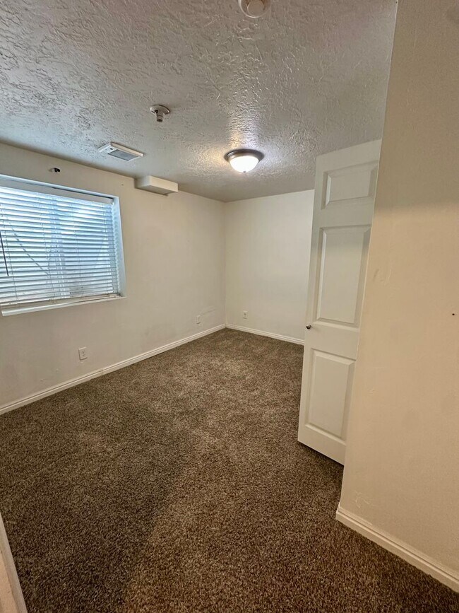 Building Photo - A &amp; E 3rd W Duplex