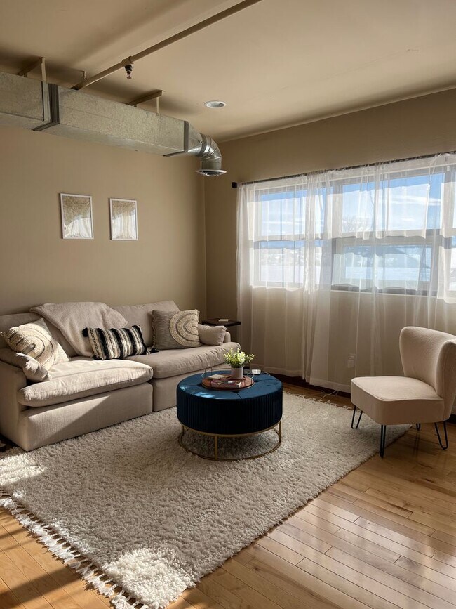 Building Photo - Elegant All Inclusive Fully Furnished Studio On Top Floor