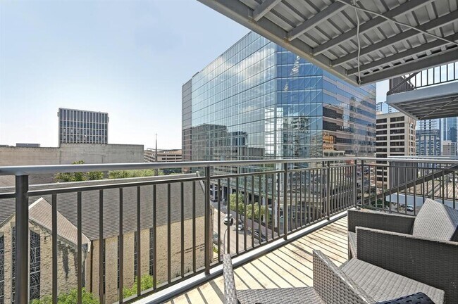 Building Photo - 800 Brazos St