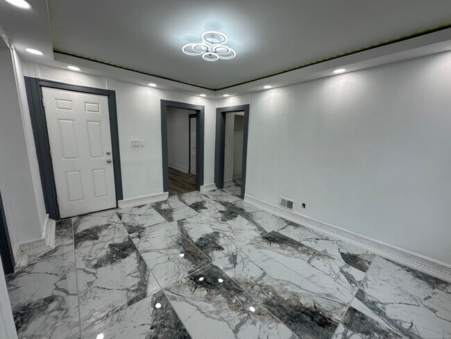 Building Photo - 258 Brooks St