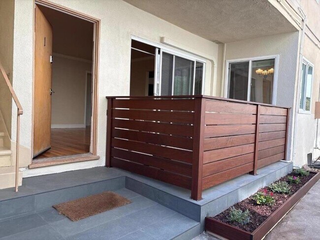 Building Photo - 11719 Mayfield Ave