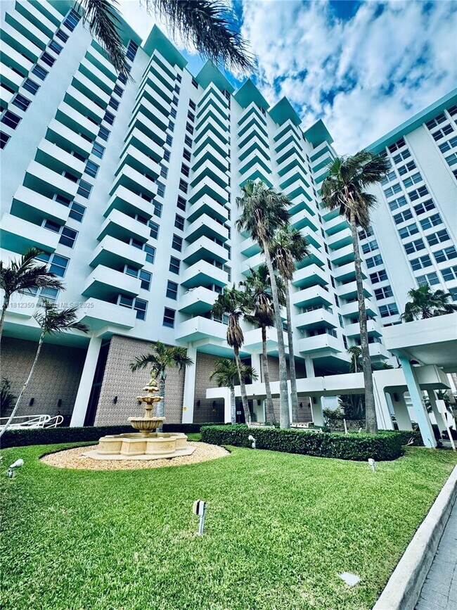 Building Photo - 2899 Collins Ave