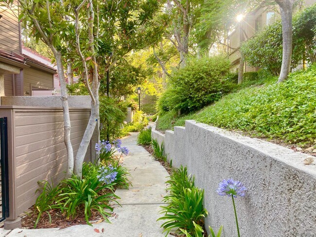 Building Photo - Wonderfully located 3bed, 3 bath in the heart of Westlake VIllage