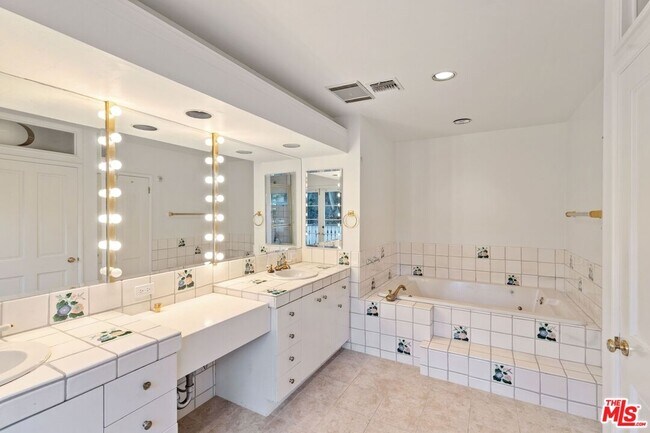 Building Photo - 905 Napoli Dr