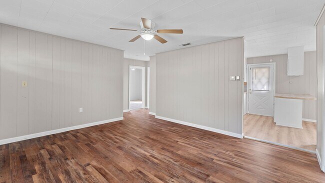 Building Photo - Cute home in New Boston