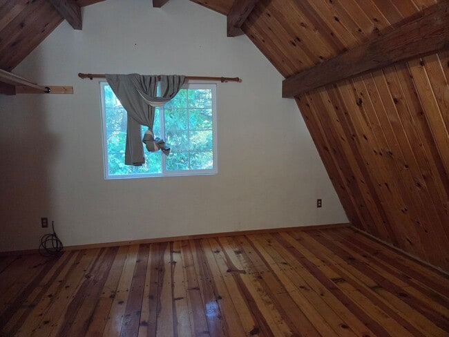 Building Photo - Charming 3-Bed, 2-Bath Home in Peaceful Tw...