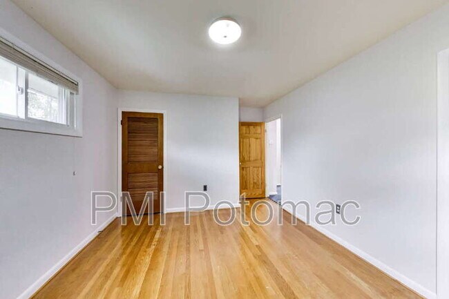 Building Photo - 3510 Marlbrough Way