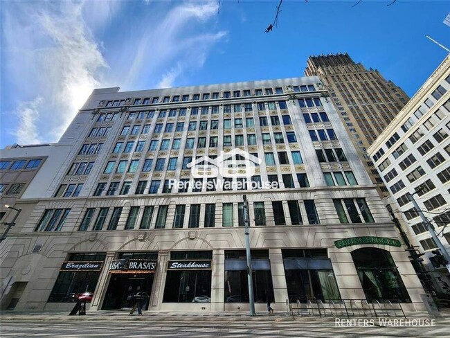 Building Photo - Centrally located in downtown, this 1 bedr...