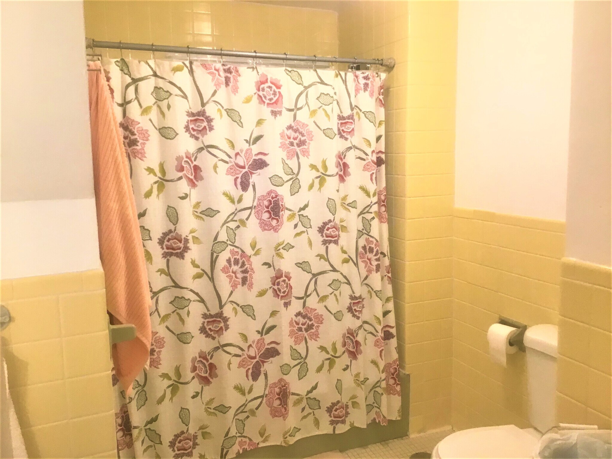 Bathroom - 20 Dexter St