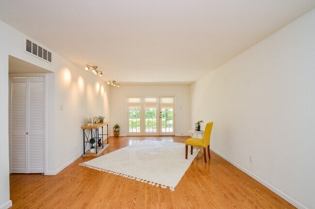 Building Photo - 2238 S Piney Point Rd
