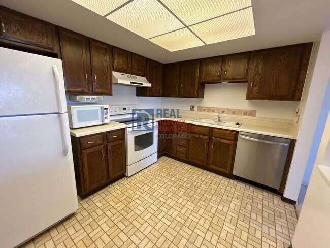 Building Photo - 13902 E Marina Dr