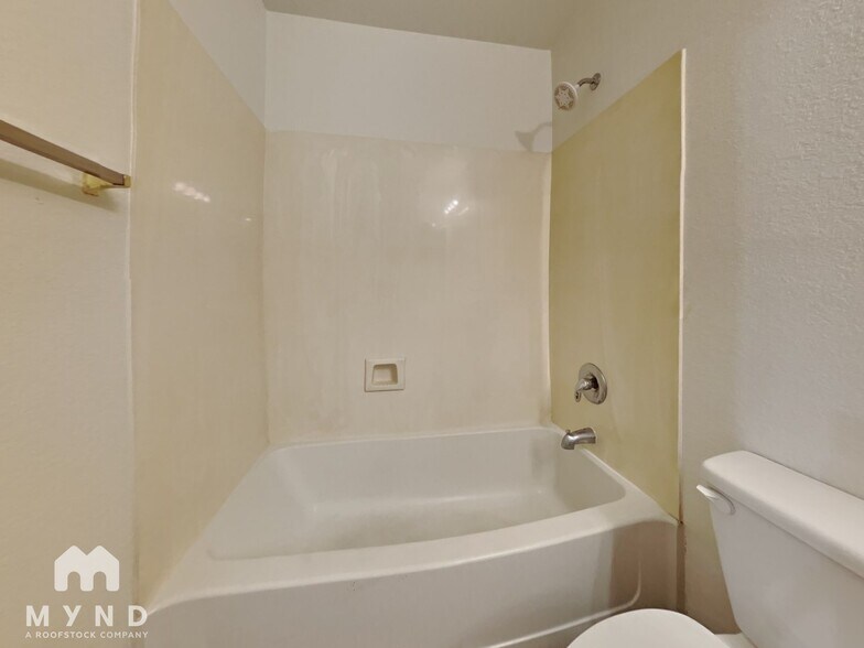 Building Photo - 542 N 169th Ave