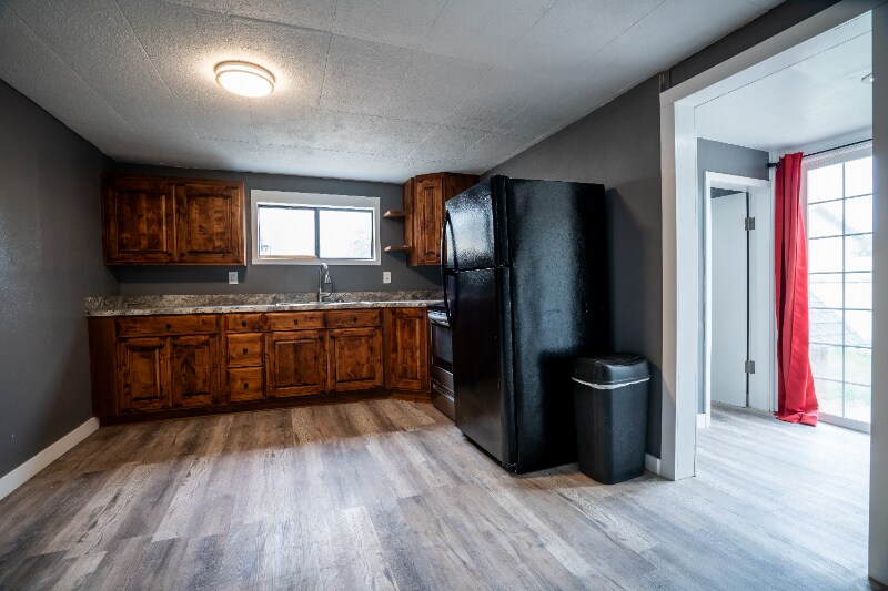 Building Photo - 41 Riverside Rd S